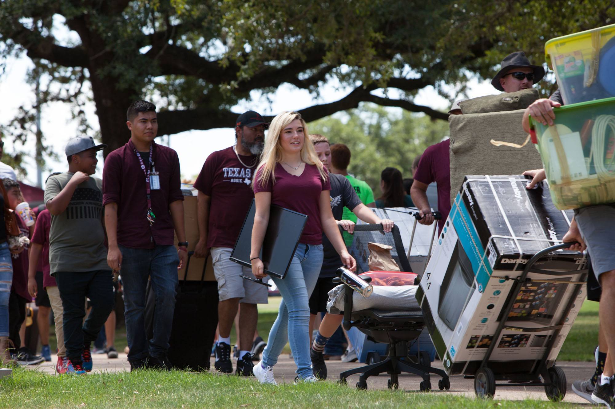 Students moving in